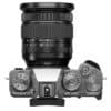 Fujifilm X-T5 Kamera mit 16-80mm Objektiv in Silber.