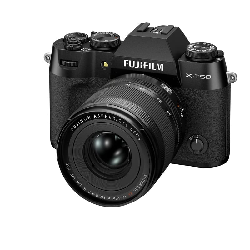 Fujifilm X-T50 Kamera mit 16-50mm Objektiv in Schwarz.