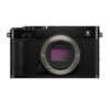Schwarzes Fujifilm X-E5 Gehäuse ohne Objektiv, Nahaufnahme.