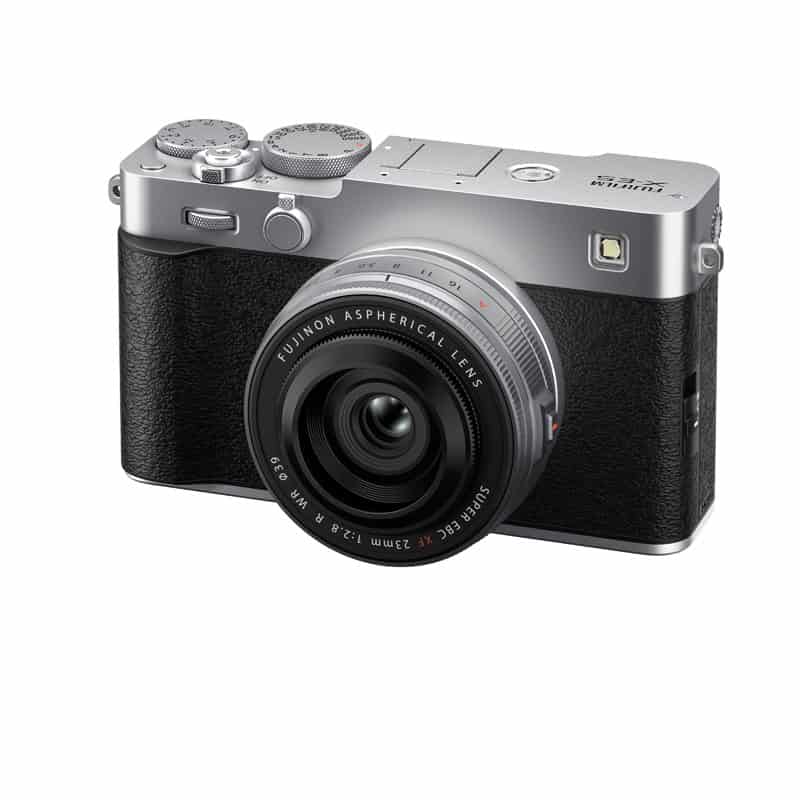 Fujifilm X-E5 Kamera mit XF23mm F2.8 Objektiv, silber, kompakt und modern.