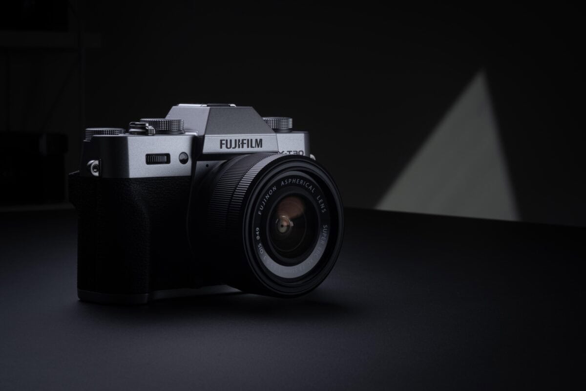 Fujifilm X-T30 III Gehäuse in Schwarz auf dunklem Hintergrund.