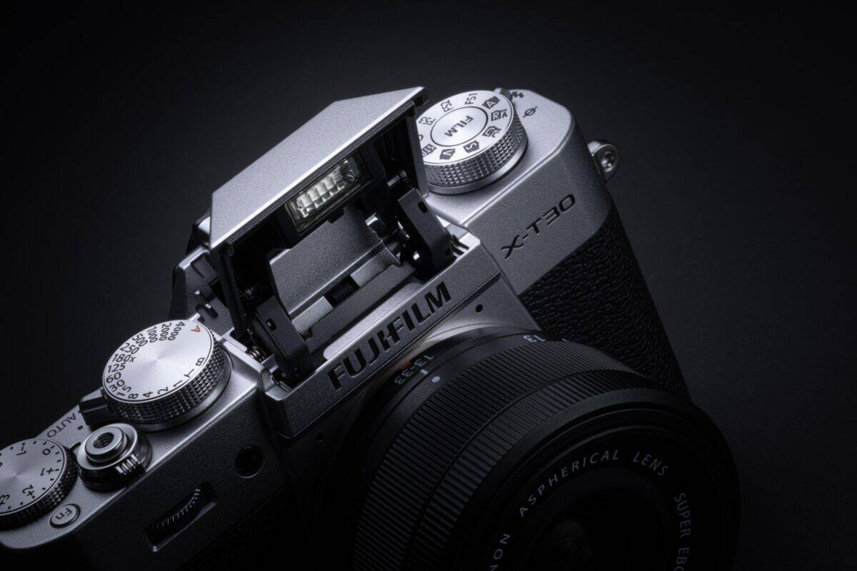 Fujifilm X-T30 III Gehäuse in Schwarz mit Bedienelementen und Objektiv.
