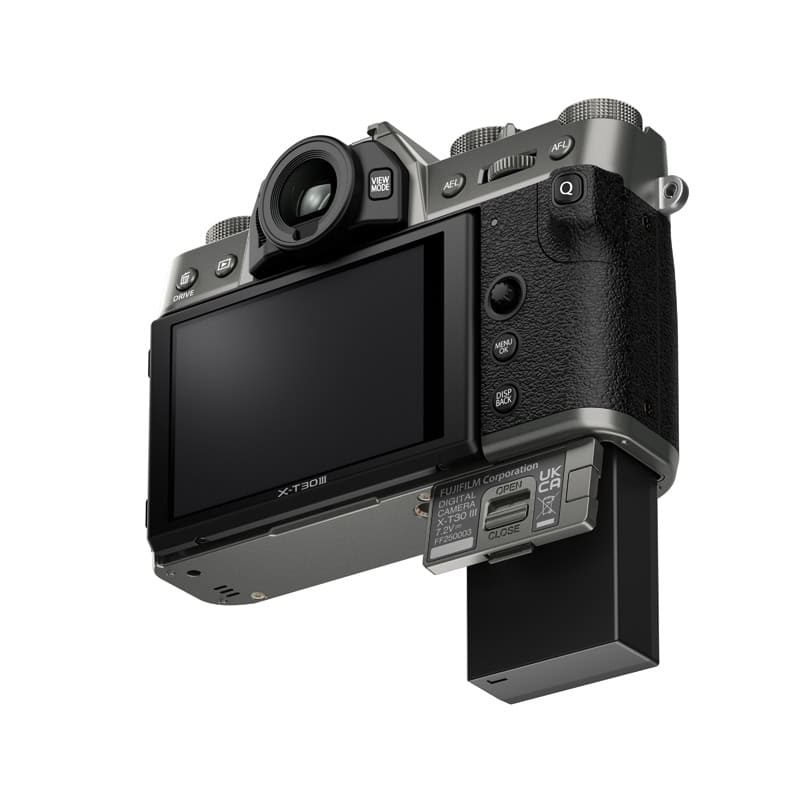 Fujifilm X-T30 III Gehäuse in anthrazit mit Griff und Display.