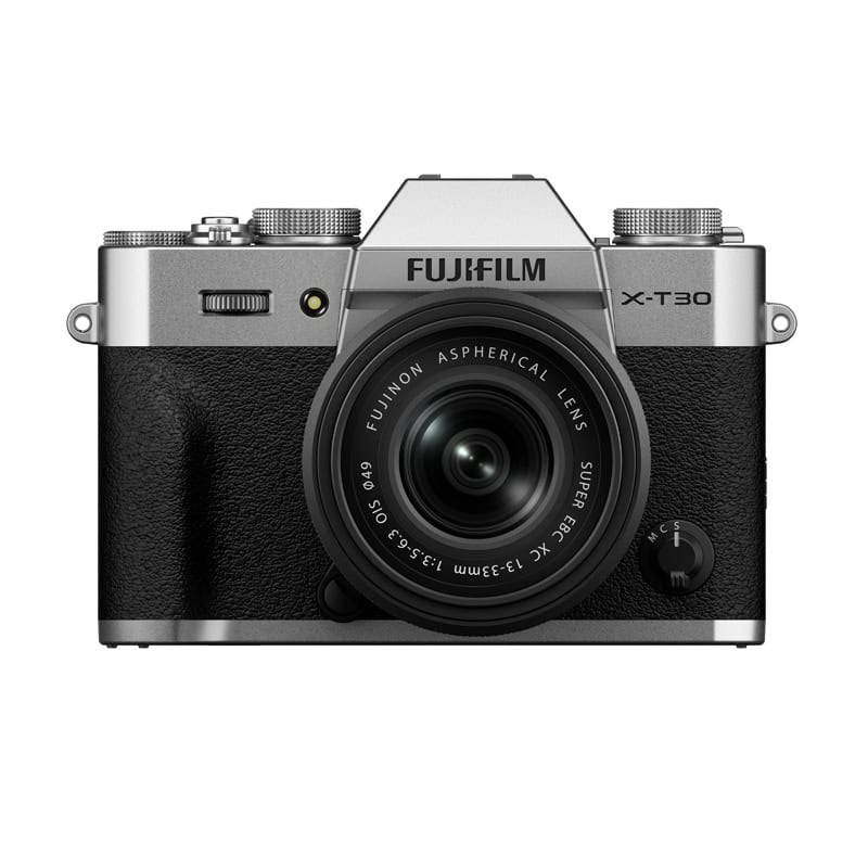 Fujifilm X-T30 III Digitalkamera mit 13-33mm Objektiv in Silber.