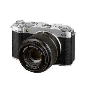 Fujifilm X-M5 Kamera mit XC 35mm F2 Objektiv in Silber.